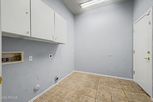 Building Photo - 7233 W Paradise Ln