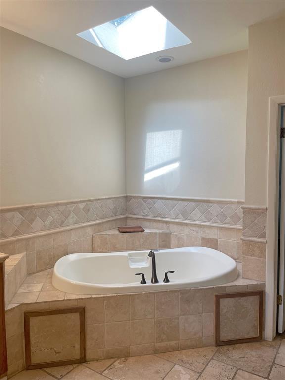 Building Photo - 806 Rock Creek Dr