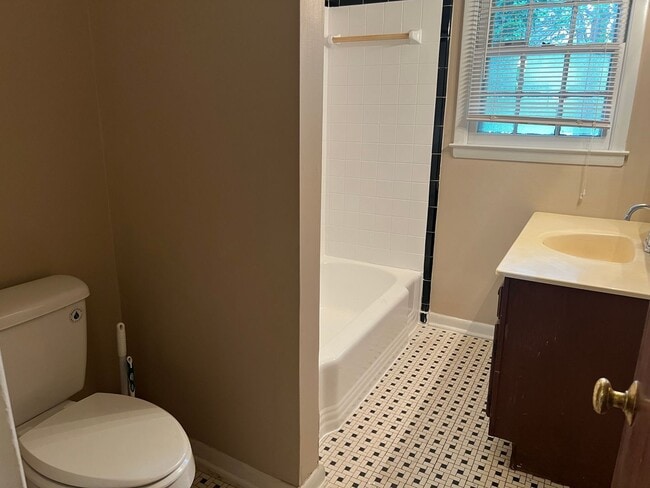 Building Photo - 2 Bedroom | 1 Bath Townhouse near Cameron ...
