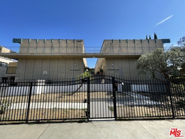 Building Photo - 10840 Camarillo St