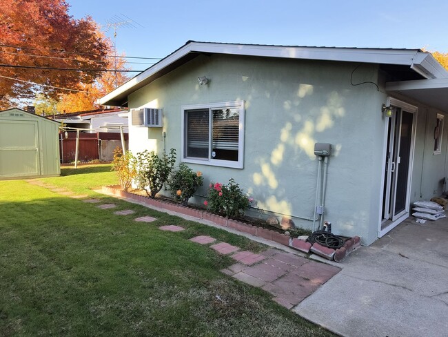 Building Photo - Fabulous home with huge park like yard!