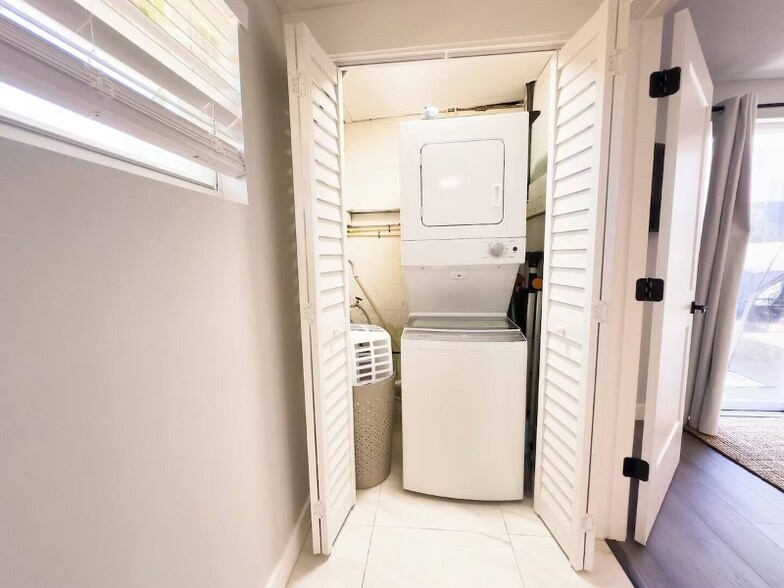 Building Photo - 8911 Oren Ave