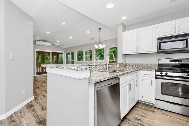 Building Photo - Bright 2BD/2BA Tennis Villa at Lake Norman!