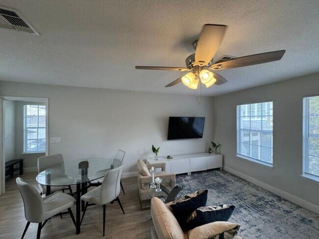 Building Photo - 1 Bedroom 1 Bath Renovated Garage Apartment in the Main Village of Celebration