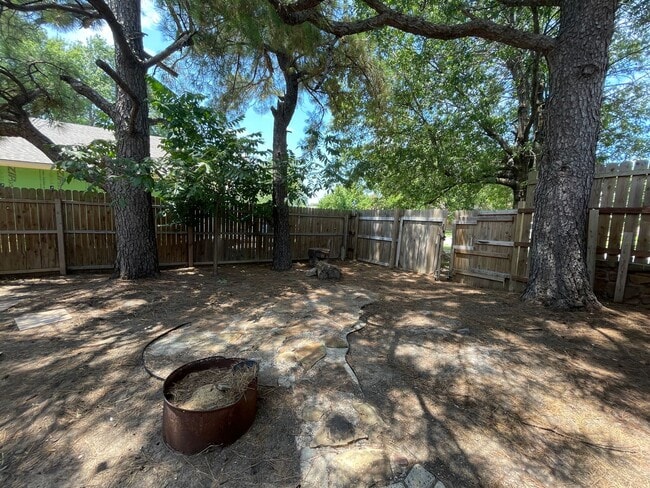Building Photo - Move in ready! 3 bedrooms and 2 baths