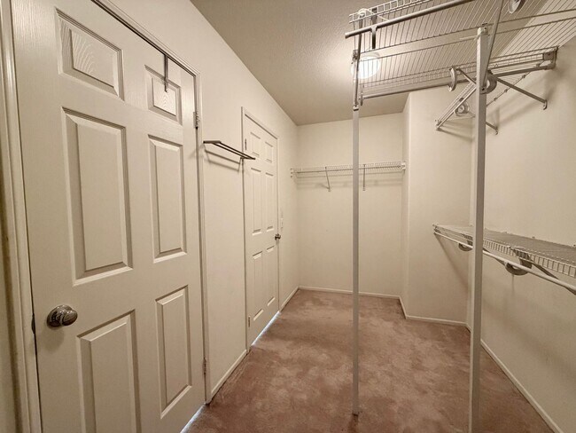 Building Photo - Spacious Oak Creek Cul-de-Sac Home with 5 Bedrooms & 3-Car Garage