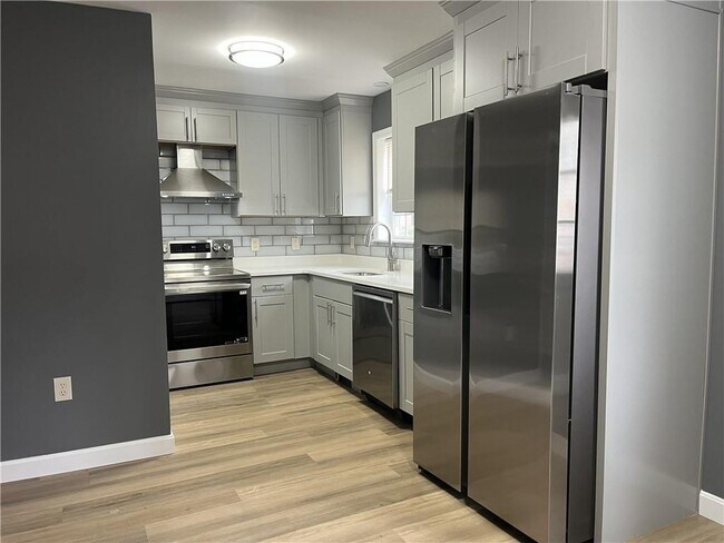 Building Photo - 11 Newcomb St