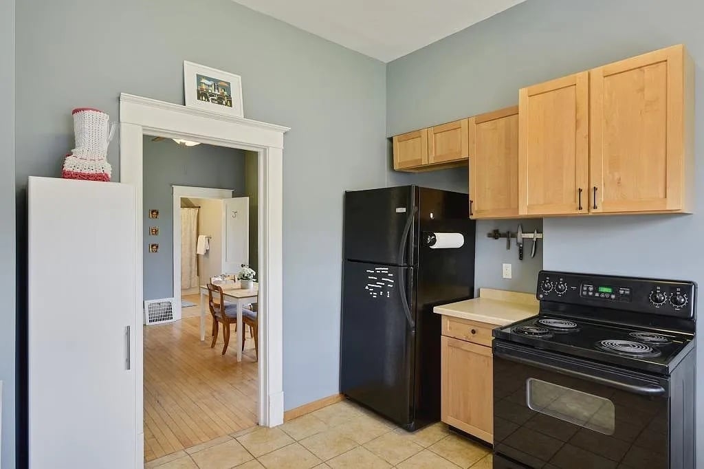 Kitchen - 3935 Hubbard Ave N