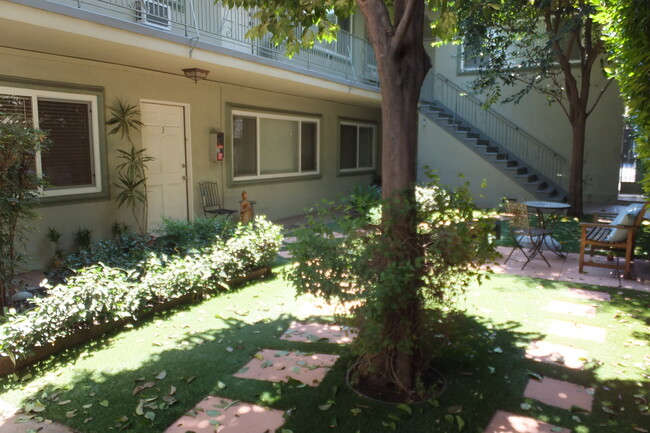 Courtyard Garden - 15032 Moorpark St