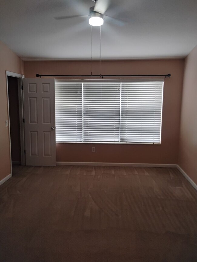 Building Photo - Townhouse in