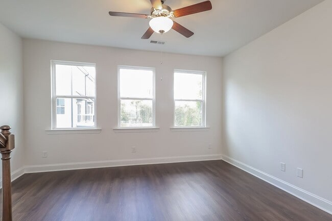 Building Photo - Beautiful 3BR 3.5BA Townhome w/ Full Appliance Kitchen • Garage Parking in West End