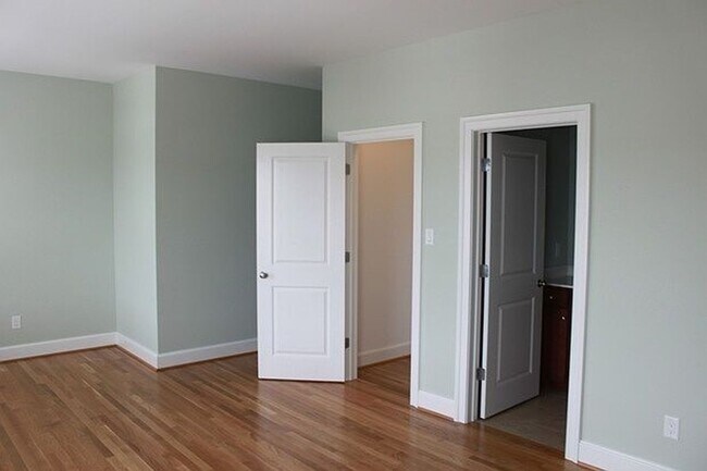 Building Photo - Large 4-Bedroom, 3.5 Bath Townhouse Minutes Away From VCU