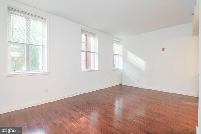 Primary Photo - 22 N Front St