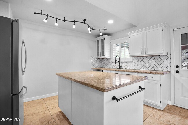 Building Photo - 12323 Sombra Grande Dr