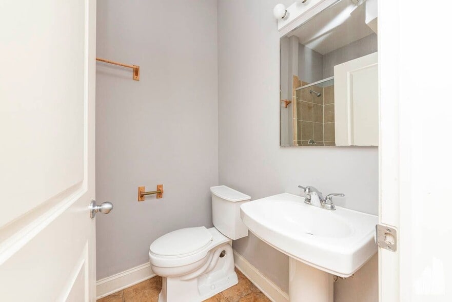 Building Photo - 1133 W Addison St