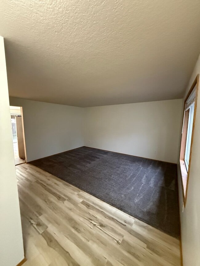 Building Photo - Updated, Its a must see........ 3 bedroom, 2 bath