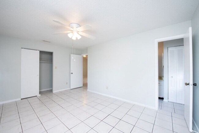 Building Photo - Cute 4/2 House In Buenaventura Lakes for Rent
