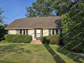 Building Photo - Three Bedroom With Oversized Garage