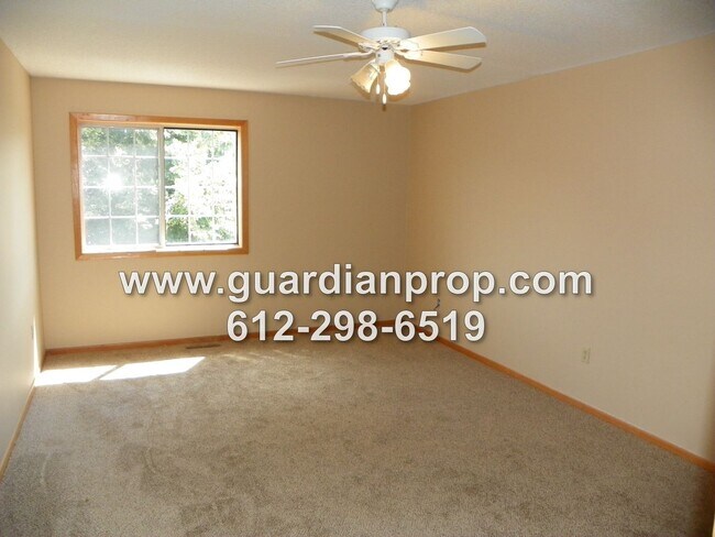 Building Photo - Townhouse Available June 1st, Open Floor Plan, Fireplace, Patio, Attached Garage