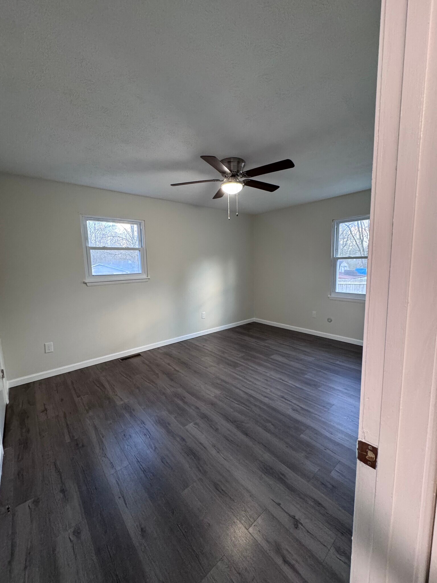 Building Photo - 4426 S Creek Dr