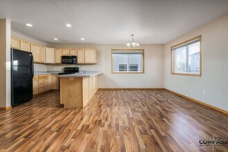 Building Photo - SPACIOUS UPDATED TOWNHOME WITH IN-UNIT LAU...