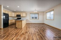 Building Photo - SPACIOUS UPDATED TOWNHOME WITH IN-UNIT LAU...