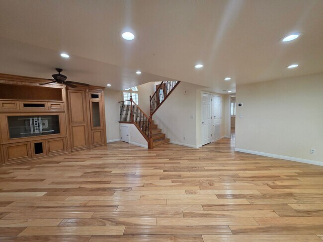 Building Photo - Spacious Home in the Heart of Green Valley