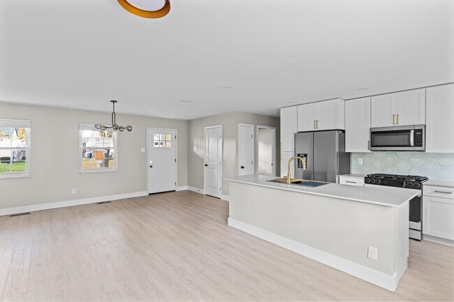 Building Photo - 2180 Glenoro Dr