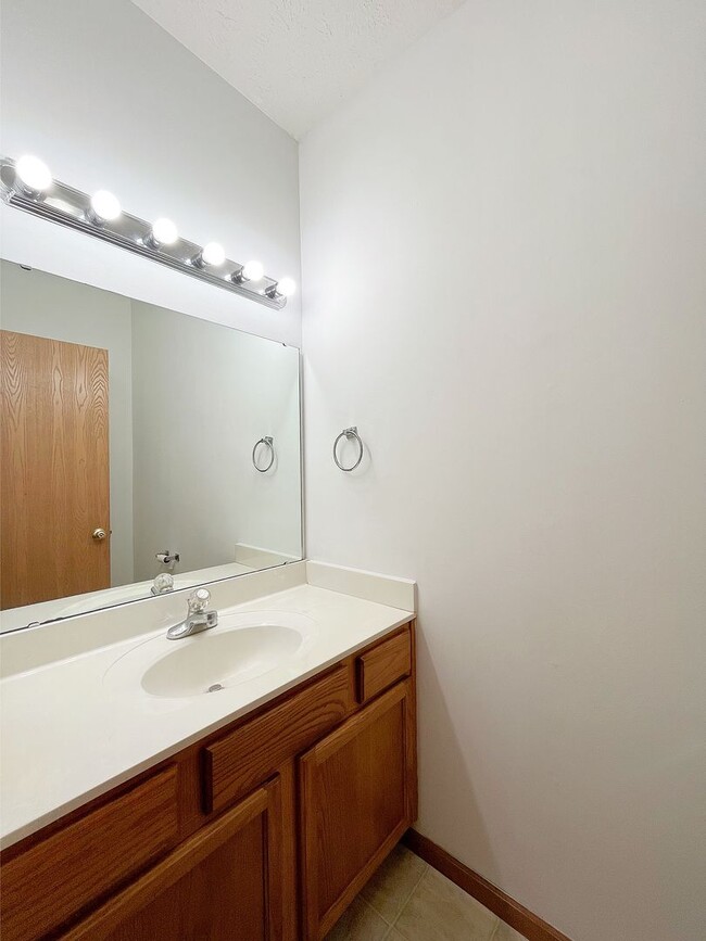 Building Photo - 3 Bedroom 3.5 Bath Townhouse