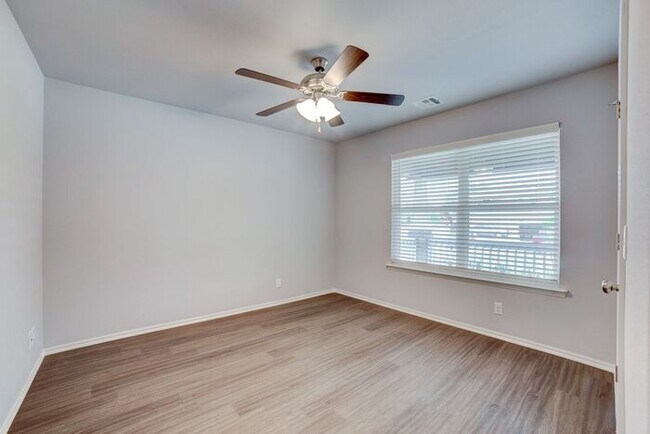 Building Photo - Modern 4BR Craftsman in The Heights – $500 Move-In Special!