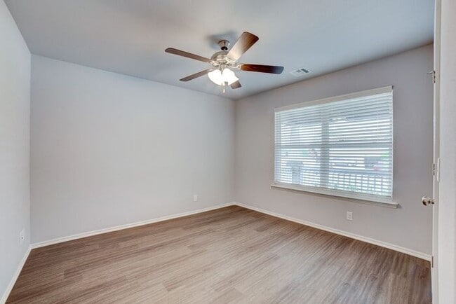 Building Photo - MOVE IN SPECIAL!