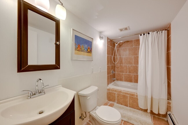 Building Photo - 1017 California Pl S