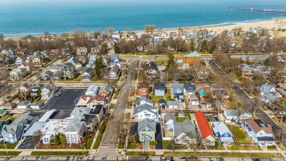 Building Photo - 720 Main St