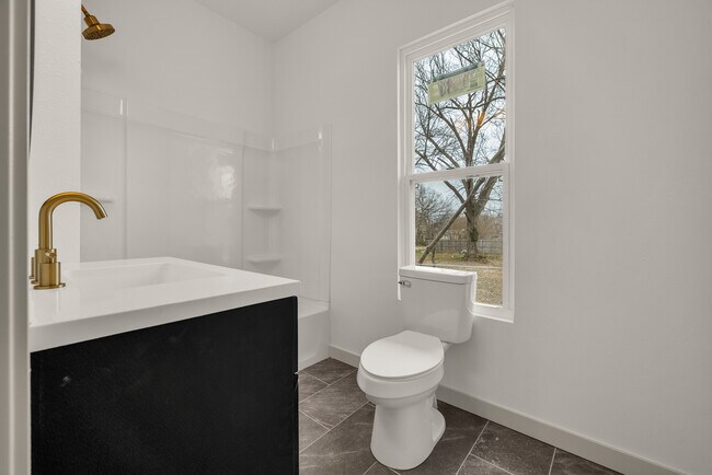 Building Photo - 1017 W Newton St