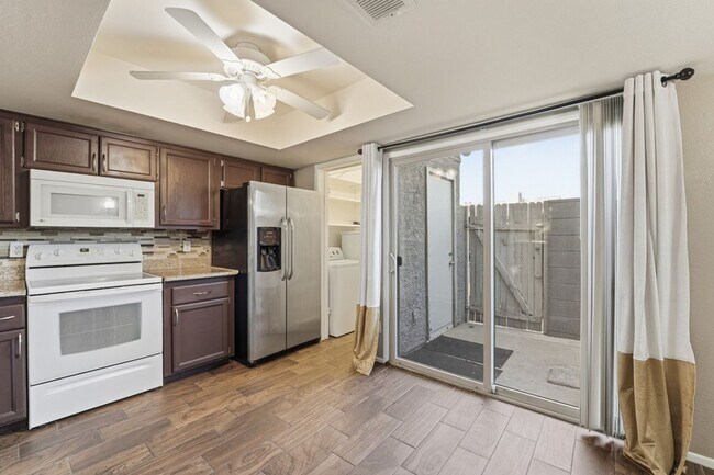 Building Photo - Beautifully maintained 3-bedroom, 2.5-bath Condo in the heart of Phoenix!