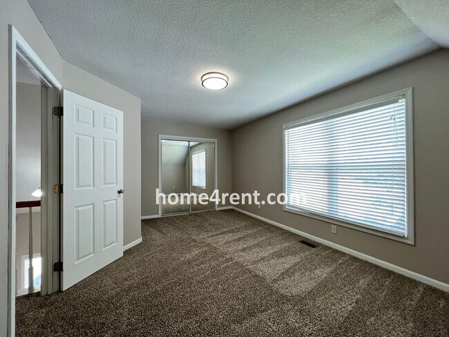 Building Photo - Wonderful Northland Home w/ Hardwood Floors and Plenty of Space!!