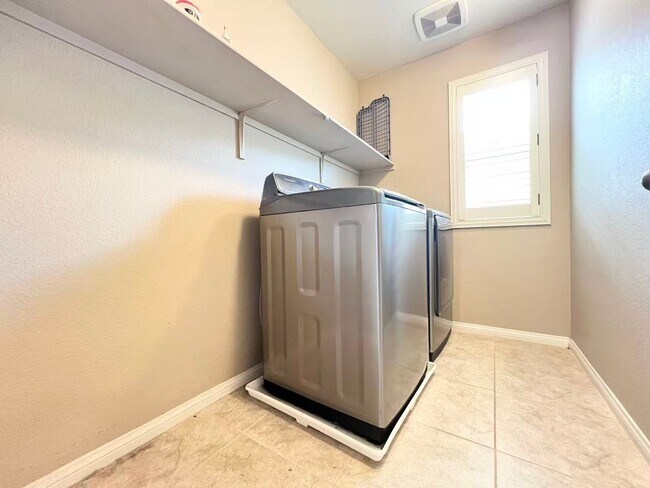Building Photo - 10530 Siesta Key St