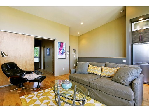 Building Photo - Modern 2 Bed + Den Madison Valley Townhouse!