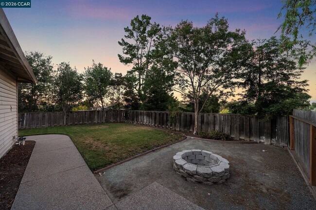 Building Photo - 1208 Roseann Dr