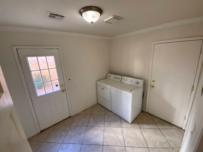 Building Photo - 4 BEDROOM AT THE LAKES WITH A POOL AND SPA!!