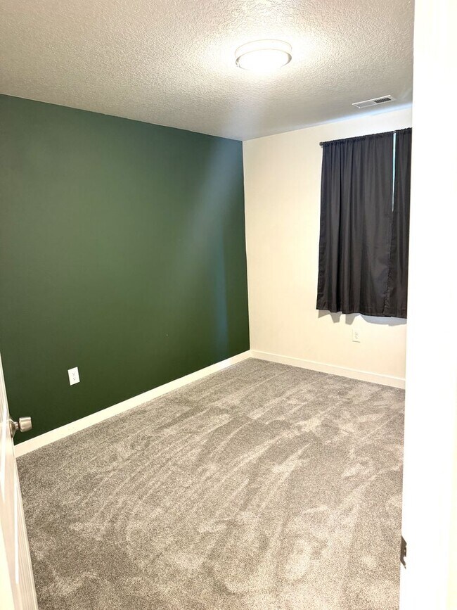 Building Photo - 570 NE 55th Ave