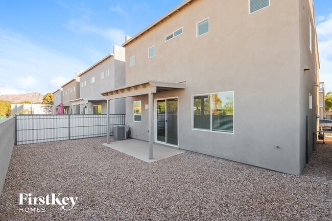 Building Photo - 2863 N Fair Oaks Ave