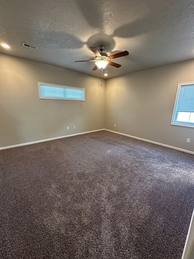 Building Photo - 3 Bedroom Townhouse!