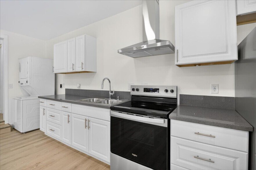 Building Photo - 2101 E 63rd St