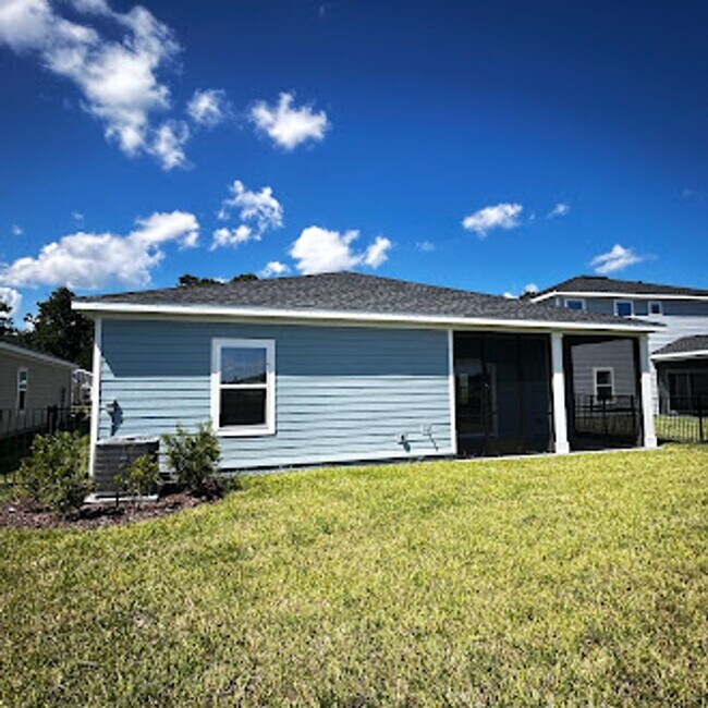 Building Photo - Brand New Pristine 4/3 minutes from River ...