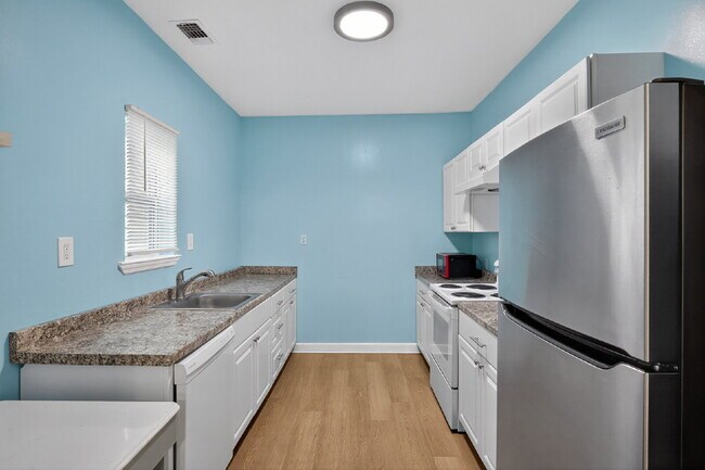 Building Photo - Cozy bungalow close to everything