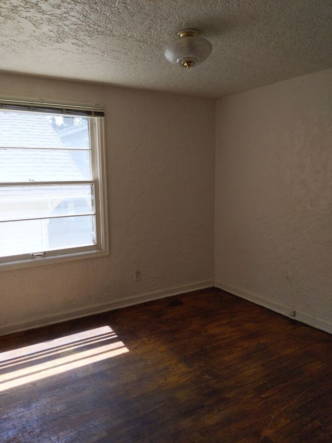 Building Photo - 1566 1/2 Mill St.