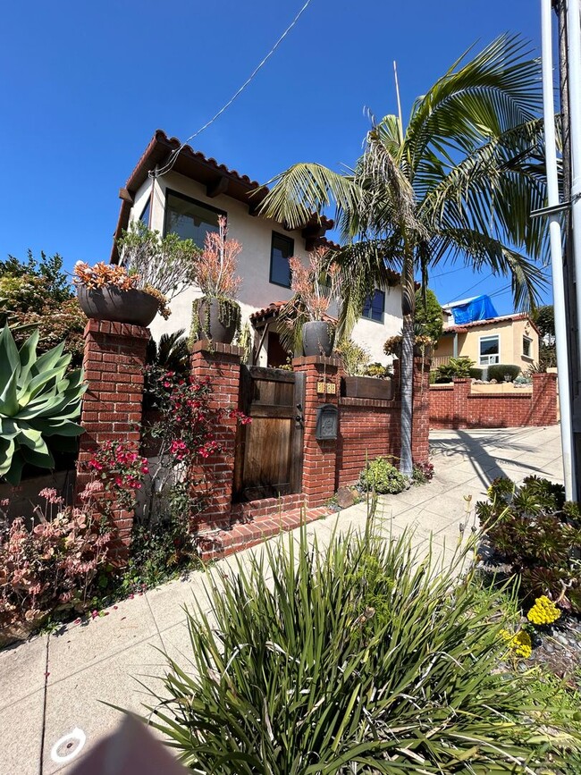 Building Photo - Gorgeous 2 Bedroom/1.5 Bath Two Story Home...