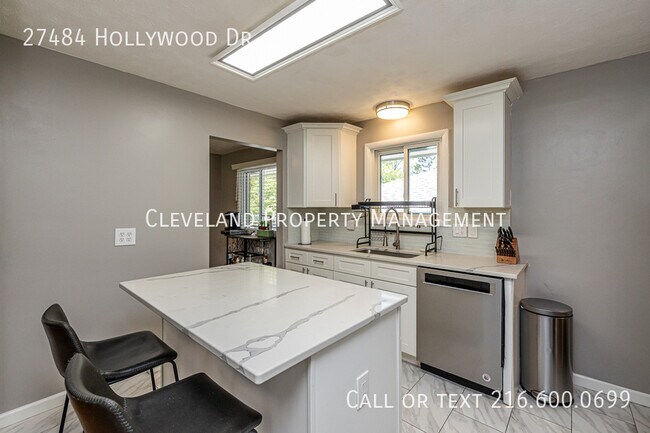 Building Photo - 27484 Hollywood Dr