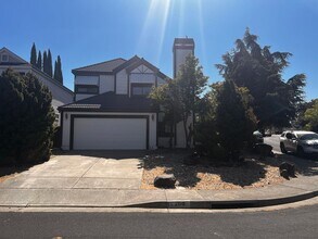 Building Photo - Wonderfully updated Waterman Highlands Home